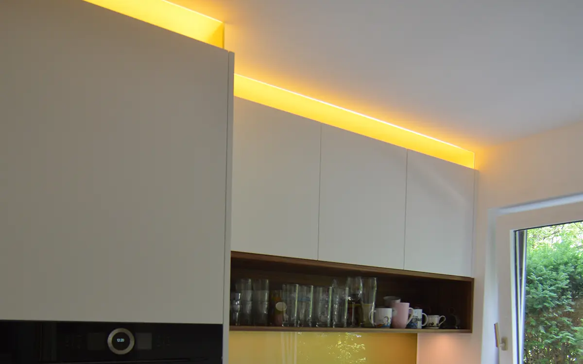 Licht über Oberschränken in Küche